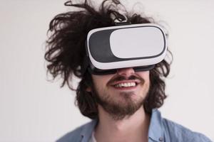 Mens gebruik makend van vr-headset bril van virtueel realiteit foto