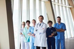 groep van medisch personeel Bij ziekenhuis foto