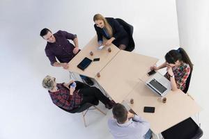 antenne visie van bedrijf mensen groep Aan vergadering foto