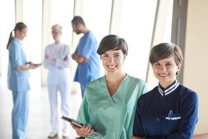 groep van medisch personeel Bij ziekenhuis foto