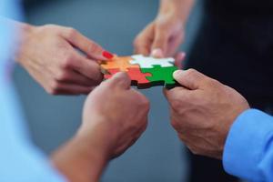 groep van bedrijf mensen in elkaar zetten decoupeerzaag puzzel foto