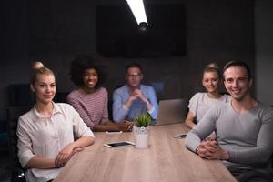 multi-etnisch opstarten bedrijf team in nacht kantoor foto