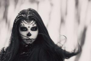 mooie vrouw met halloween suiker schedel make-up foto
