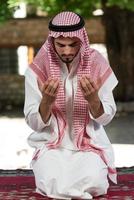 moslim man bidden in de moskee foto