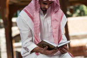 jonge moslim man bidden foto