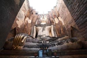 oud Boeddhabeeld. Sukhothai historisch park, Thailand foto