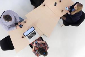 antenne visie van bedrijf mensen groep Aan vergadering foto