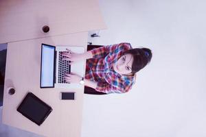 top visie van jong bedrijf vrouw werken Aan laptop foto