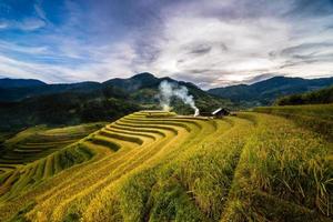 gouden terrassenvelden in noord-vietnam foto