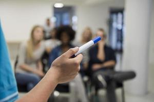 dichtbij omhoog van leraar hand- met markeerstift foto