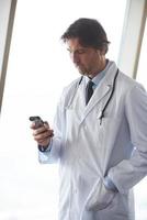 dokter sprekend Aan mobiele telefoon foto