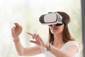 vrouw gebruik makend van vr-headset bril van virtueel realiteit foto