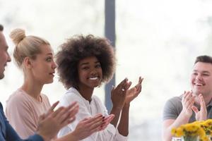 multi-etnisch opstarten groep van jong bedrijf mensen vieren succes foto