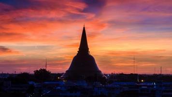 phra pathom chedi is het herkenningspunt van de provincie bangkok (thailand)