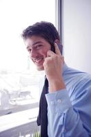 bedrijf Mens pratend door mobiele telefoon foto