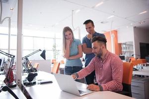 groep van jong mensen werknemer arbeiders met computer foto