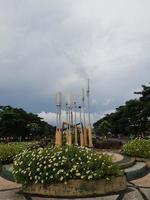 bewolkt ochtend- atmosfeer in een park Aan de eiland van lombok foto