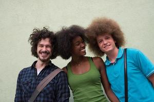 multi-etnisch groep van gelukkig drie vrienden foto