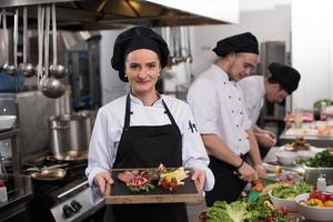 vrouw chef Holding rundvlees steak bord foto