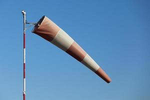 vliegveld windsock in matig winden foto