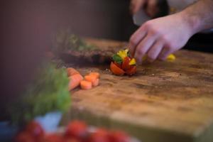 detailopname van chef handen voorbereidingen treffen rundvlees steak foto