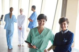 groep van medisch personeel Bij ziekenhuis foto