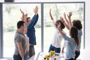 multi-etnisch opstarten groep van jong bedrijf mensen vieren succes foto