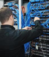 jong het ingenieur in datacenter server kamer foto