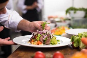 koken chef decoreren garnering bereid maaltijd foto