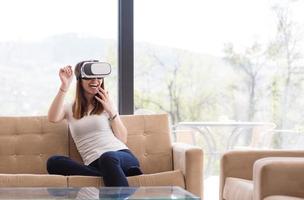 vrouw gebruik makend van vr-headset bril van virtueel realiteit foto