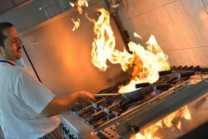 chef-kok bereiden van voedsel foto