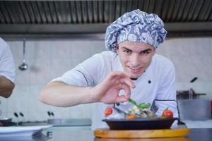 chef-kok bereiden van voedsel foto