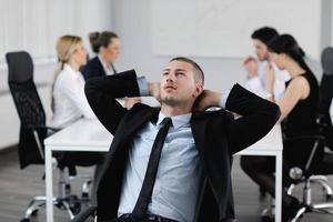 portret van een knap jong bedrijf Mens met collega's in achtergrond foto