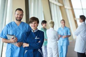 groep van medisch personeel Bij ziekenhuis foto