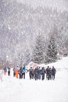 groep van jong mensen wandelen door mooi winter landschap foto