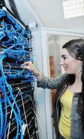 vrouw het ingenieur in netwerk server kamer foto