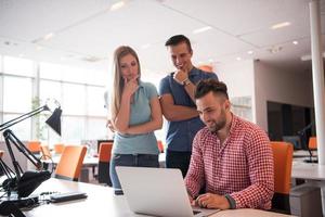 groep van jong mensen werknemer arbeiders met computer foto