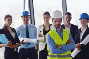 bedrijf mensen en bouw ingenieurs Aan vergadering foto