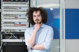 bedrijf Mens ingenieur in datacenter server kamer foto