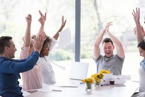 multi-etnisch opstarten groep van jong bedrijf mensen het werpen documenten foto