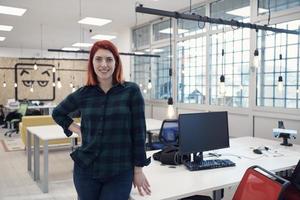 roodharige vrouw Bij werk in creatief modern coworking opstarten Open ruimte kantoor foto