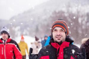 portret van jong Mens in mooi winter landschap foto