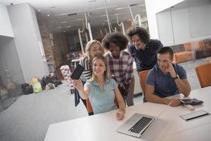 multi-etnisch opstarten bedrijf team Aan vergadering foto