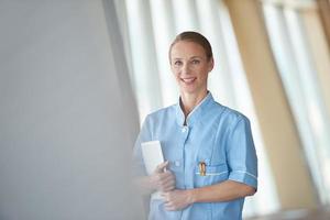 vrouw dokter met tablet computer foto