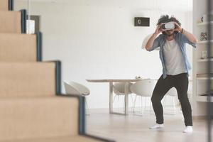 Mens gebruik makend van vr-headset bril van virtueel realiteit foto