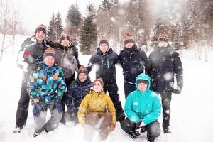 portret van groep jong mensen in mooi winter landschap foto