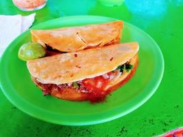 birria taco's Aan groen bord foto