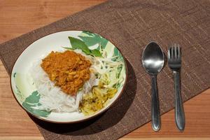 Thais voedsel krabvlees kerrie met gefermenteerd rijst- noodle foto