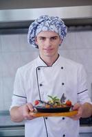 chef-kok bereiden van voedsel foto