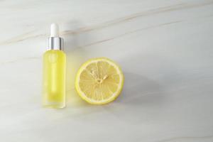 immuniteit bescherming concept, antiviraal het voorkomen serum en schoonheidsmiddelen met vitamine c. essentieel olie van citrus vruchten. hyaluronzuur zuur, botuline, serum in flesjes. concept van kunstmatig chirurgie voor gelaats foto